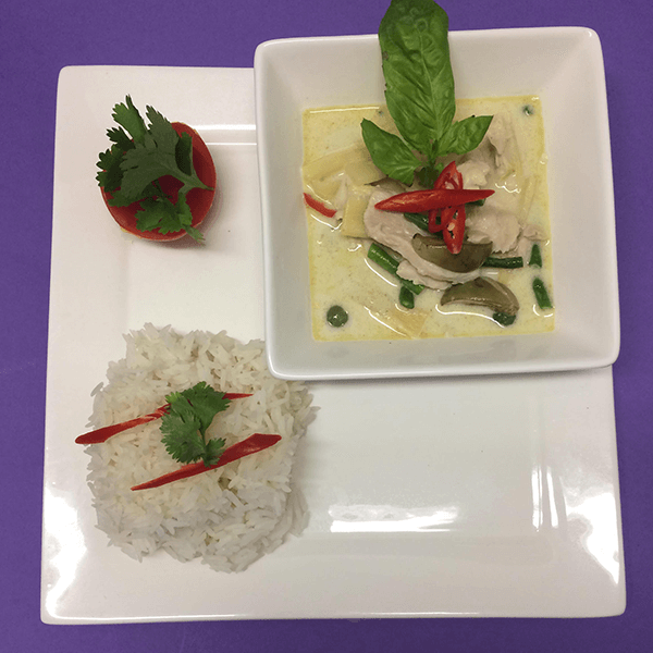 Groene Thaise curry met kip en witte rijst van Bahn Khoen Ying